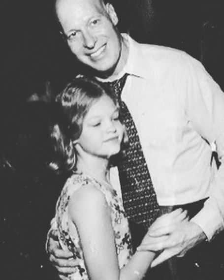 Erin med sin far i sin barndom