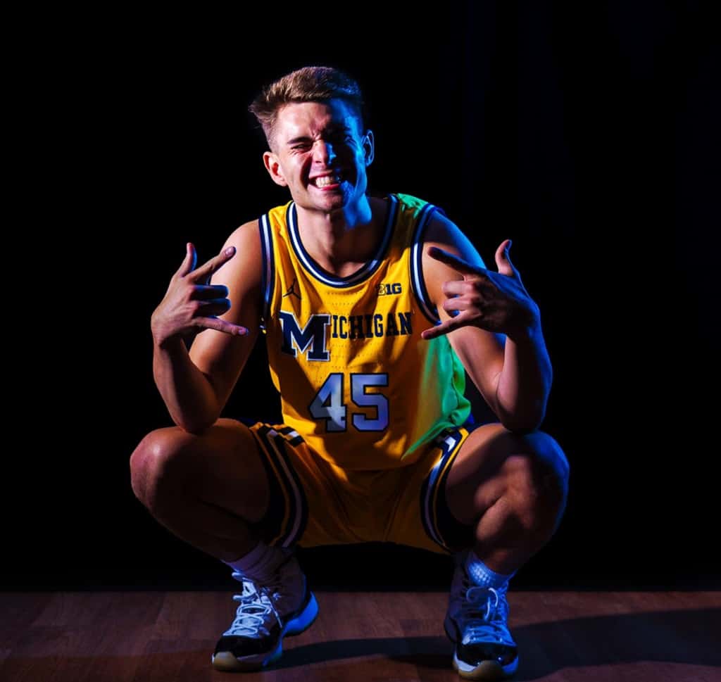 Smith's photo shoot for Michigan Men's Basketball. (Source: Twitter)