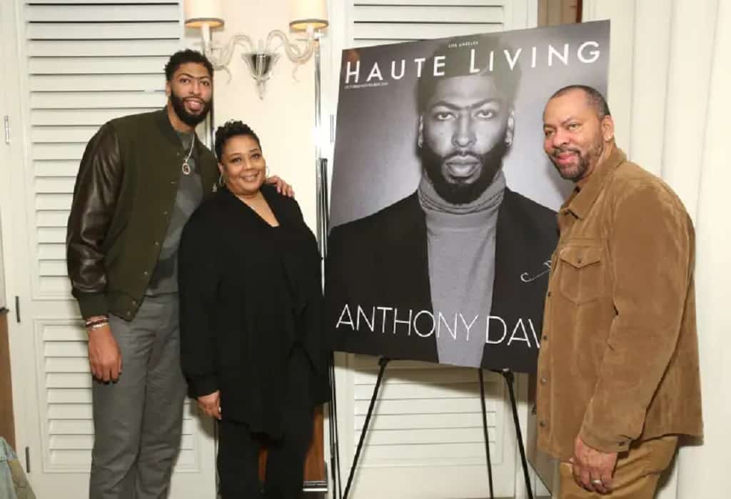 Anthony Davis with his sister and father.